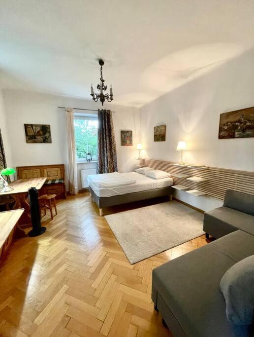 Beautiful Villa With Garden In Milanowek Exteriör bild